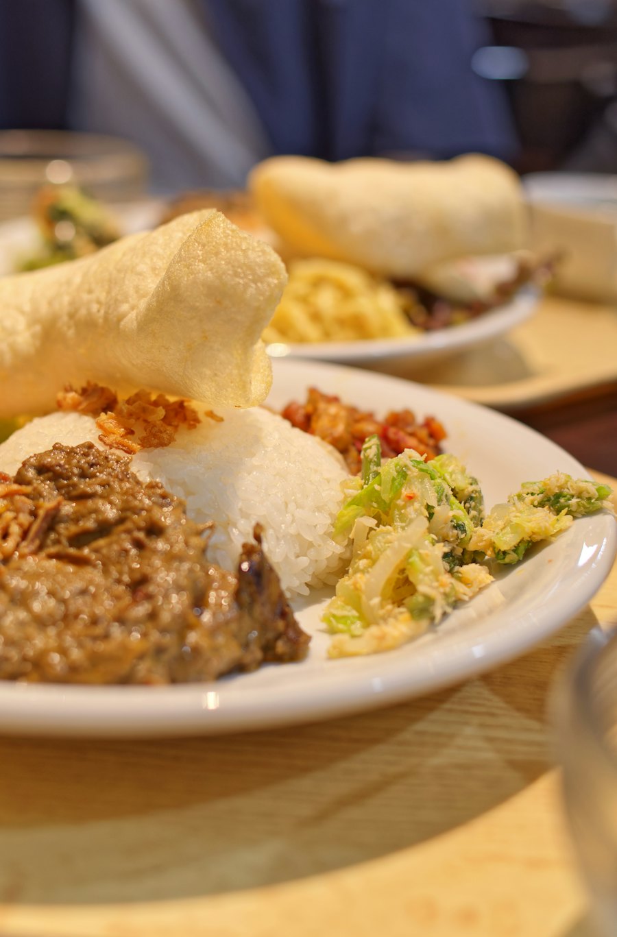 Sepiring nasi Padang dengan lauk gulai dan sayuran segar