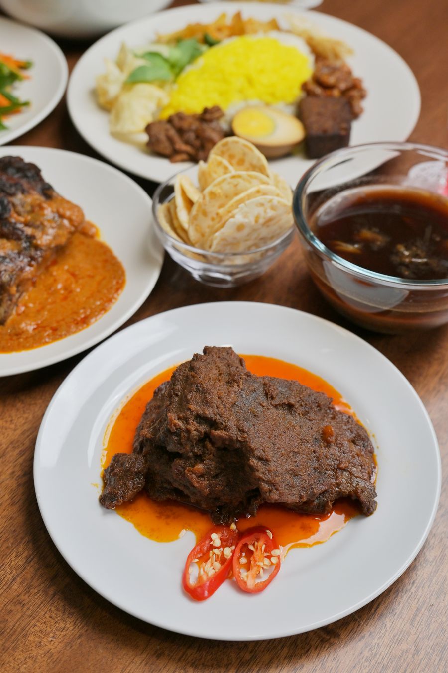 Rangkaian hidangan masakan Padang tersaji di meja makan