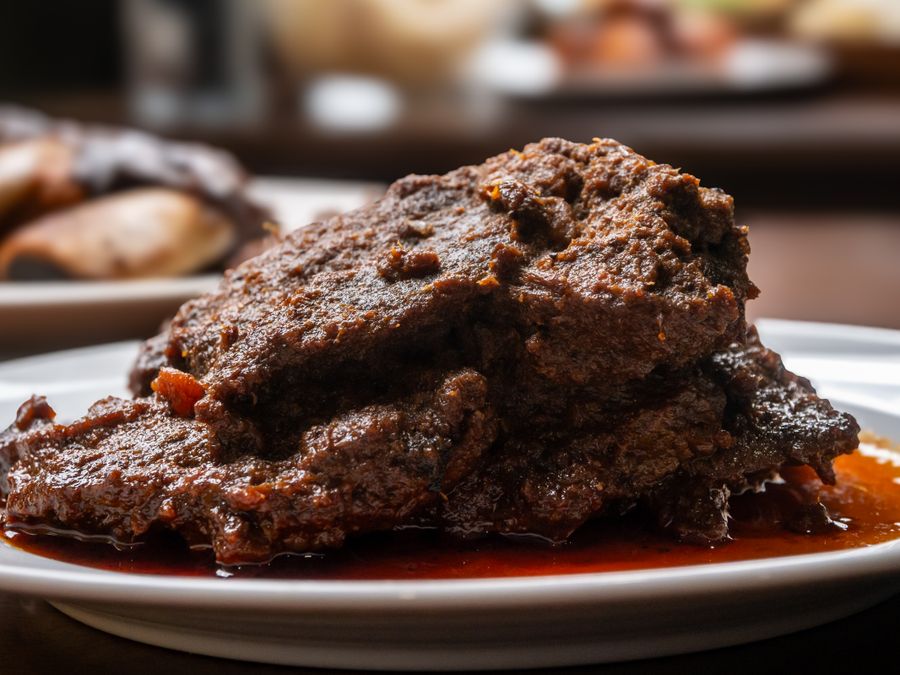 Sepiring rendang daging sapi berbumbu pekat khas Padang