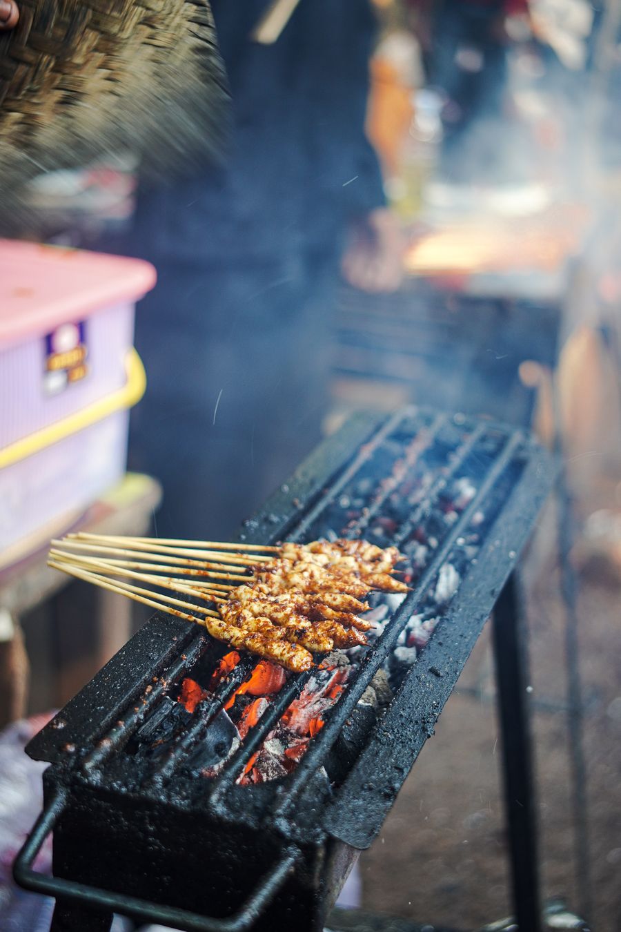 Tusuk sate dibakar di atas arang yang membara