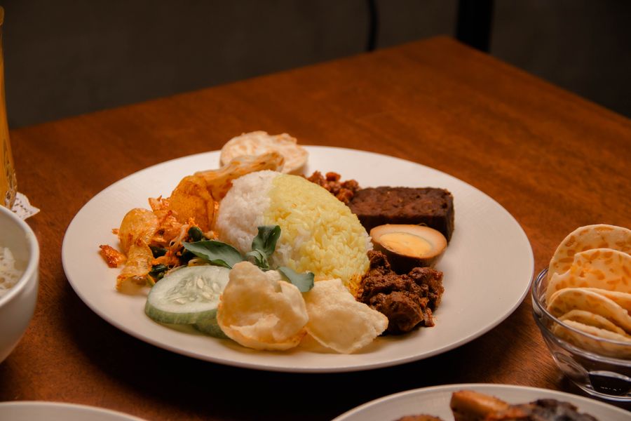 Sepiring nasi Padang lengkap dengan rendang, telur, dan kerupuk